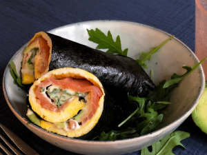 Nori-ei rol met avocado en gerookte zalm