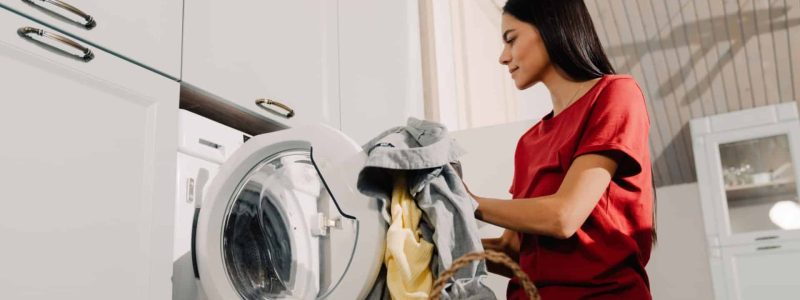 Vrouw die haar wasgoed controleert in verband met acne-irritatie