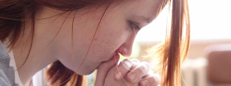 Persoon die tekenen van stress en acne toont