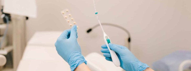 Hand met een spiraaltje als anticonceptiemiddel