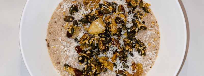 Amandelpap ontbijt met noten pitten en zaden