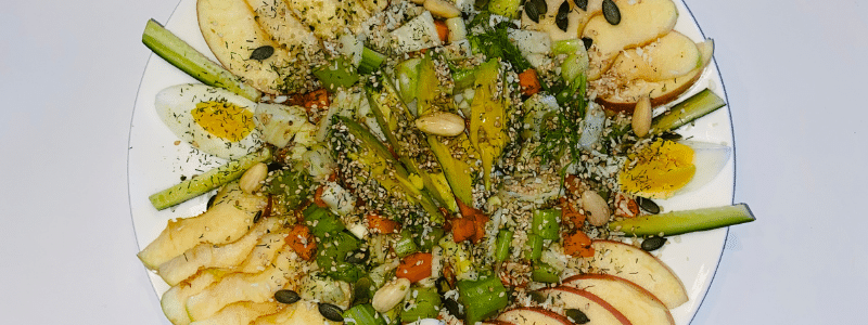 Gezonde salade met fruit en vezelige groenten