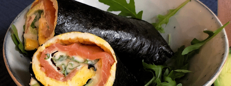 Nori-ei rol met avocado en gerookte zalm