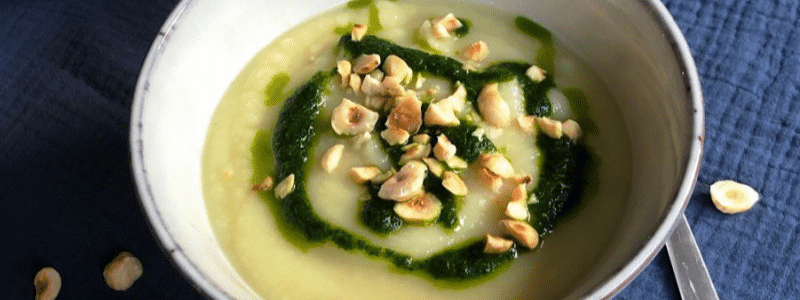 Pastinaaksoep met peterselie-olie en geroosterde hazelnoten