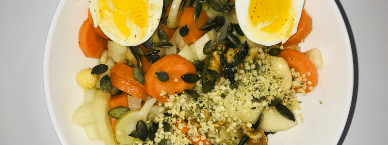 Warm ontbijt met peer groenten en noten