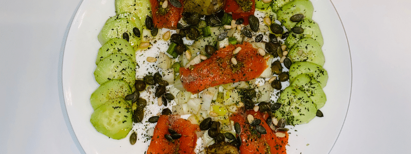 Wilde gerookte zalm salade met pesto