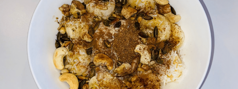 Kokosyoghurt met banaan, noten granola en vezels