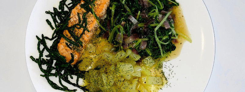 Zalm met zeekraal, koolrabi en raapsteeltjes