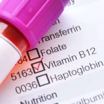 Geopend notitieboek met pen en vitaminesupplementen