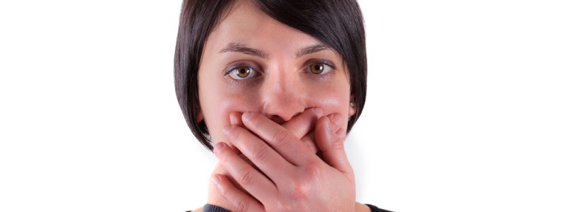 Vrouw met haar hand voor haar mond: waarom komt clownseczeem steeds terug?