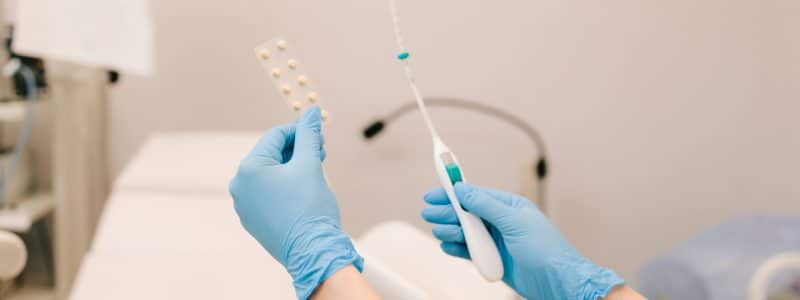 Hand met een spiraaltje als anticonceptiemiddel