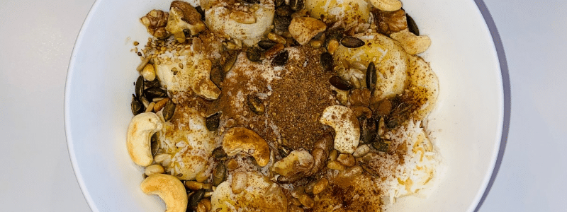 Kokosyoghurt met banaan, noten granola en vezels
