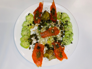 Wilde gerookte zalm salade met pesto